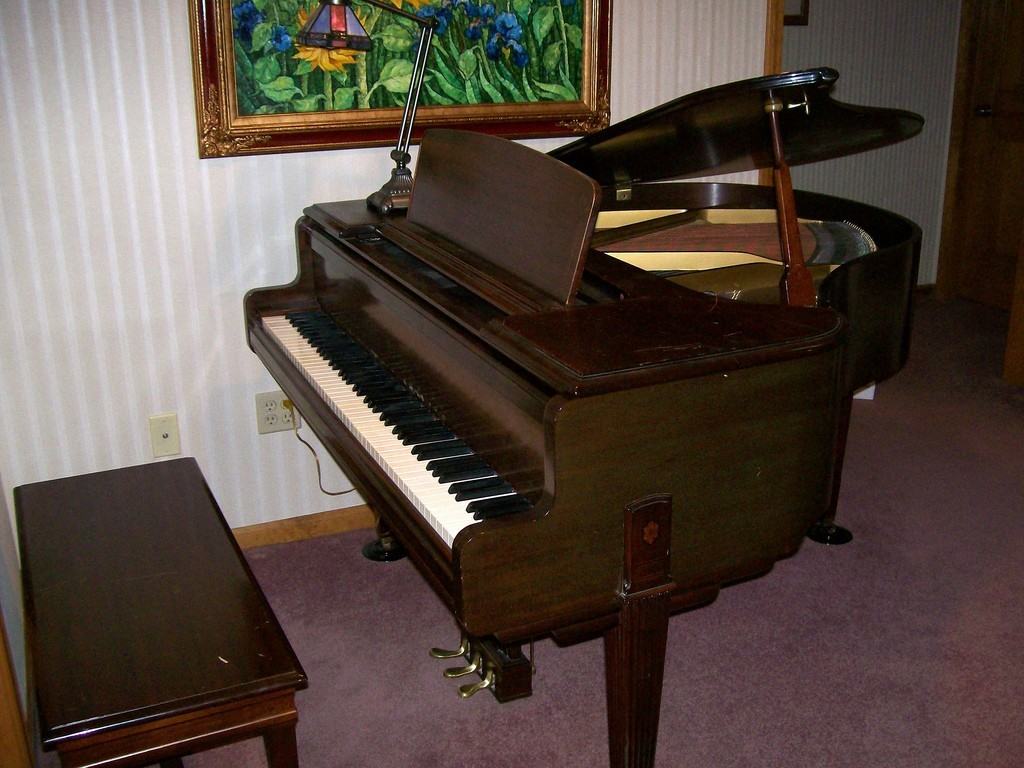 baby grand piano