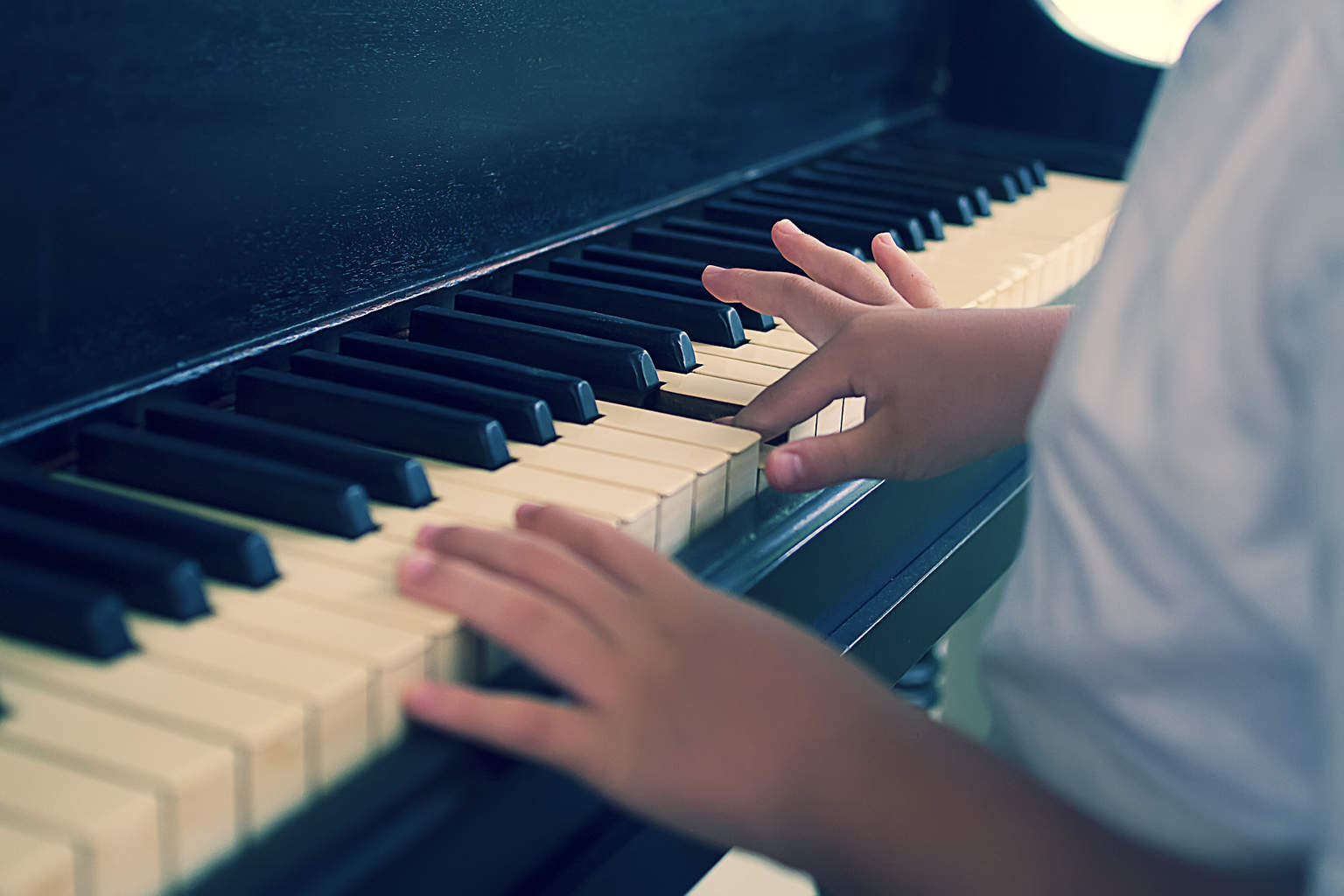 tiny piano hands