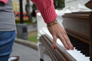 lady running fingers on the piano