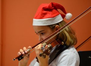 girl playing the violin