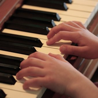 piano practice hands