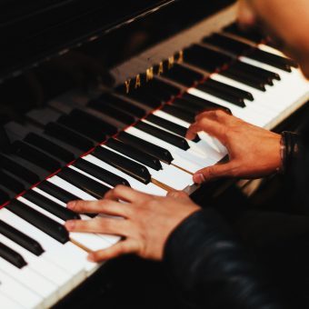 hands playing piano