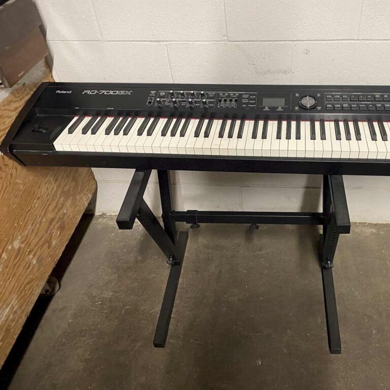 Used Roland RD700GX digital piano in Black. An 88-key el. p.