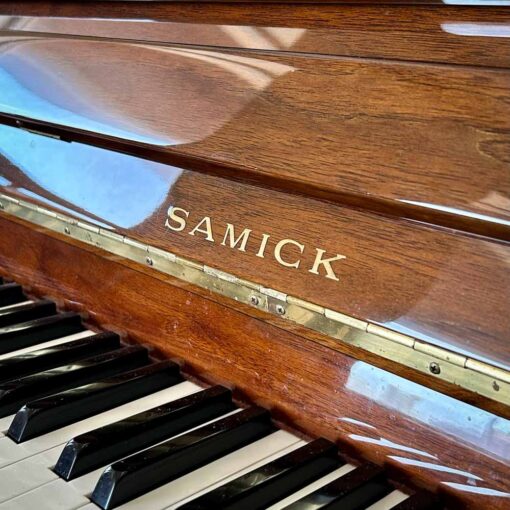 Samick SU105 Upright Piano Logo